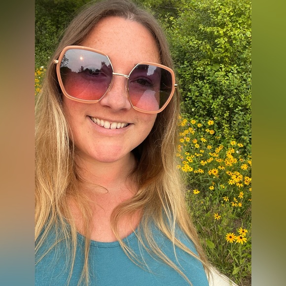 Meet your Posher, Stacie - Picture 2 of 4